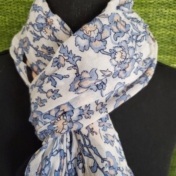 Ann Taylor Scarf 2/15💗 - Picture 4 of 4